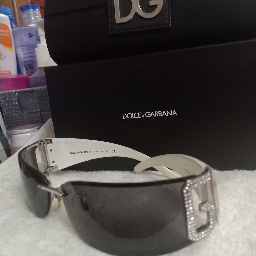 Sunglasses for sale, slightly used. Doesn’t need anymore.